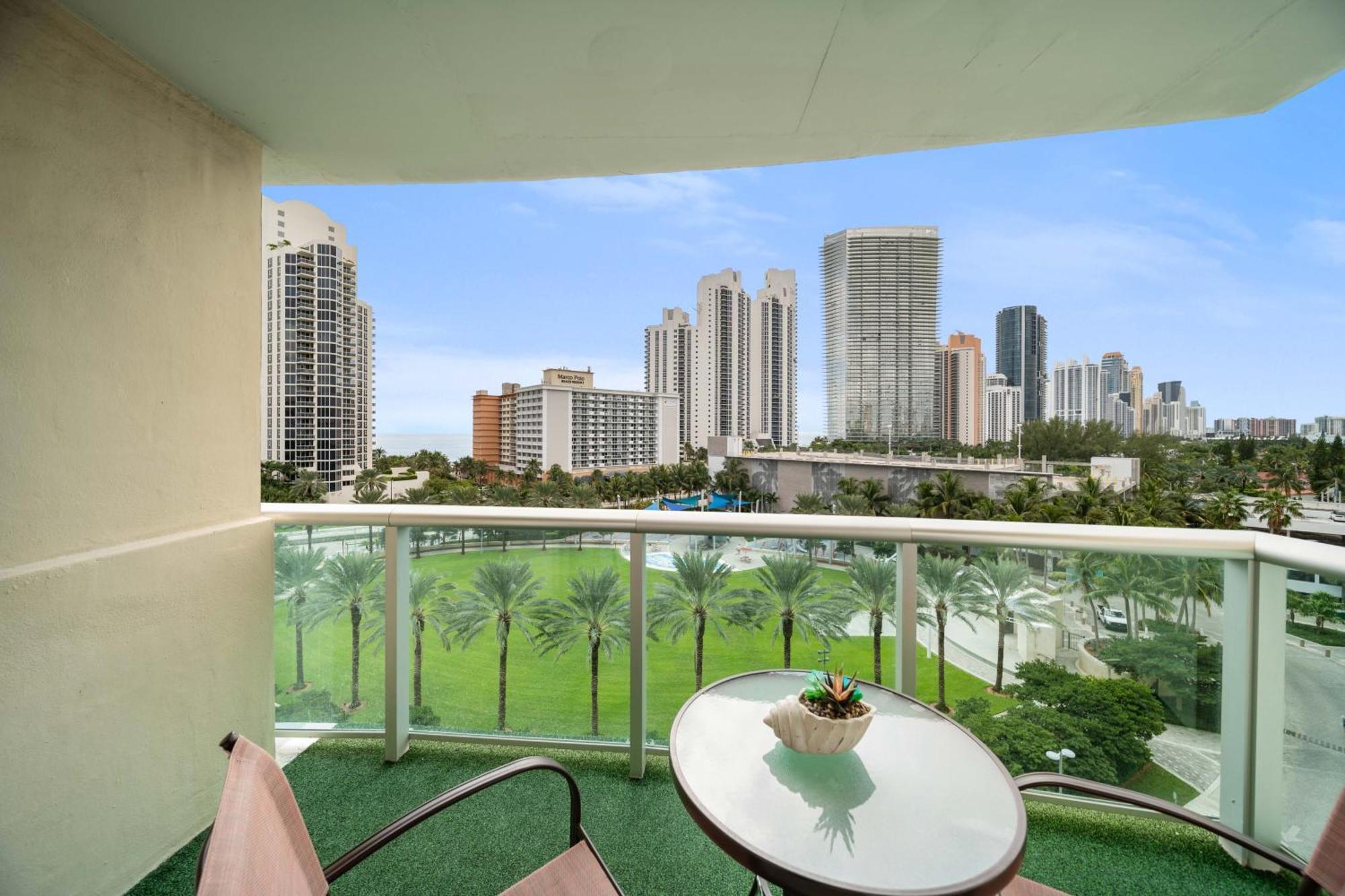 Cozy Ocean Views Condo With Pool & Tennis Court Sunny Isles Beach Exterior photo