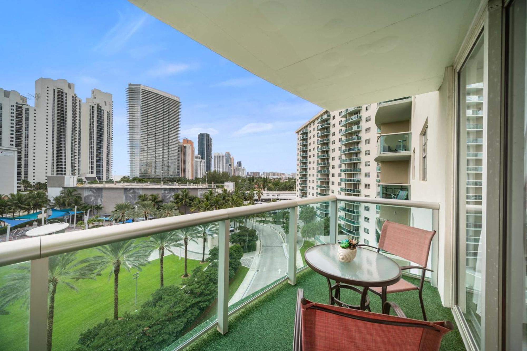 Cozy Ocean Views Condo With Pool & Tennis Court Sunny Isles Beach Exterior photo